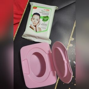 Aloe vera facial cleansing towel estes With its box.